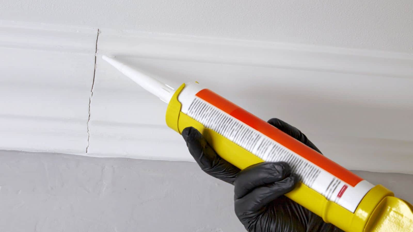 Sealing cracks on the ceiling